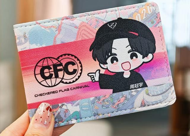 周冠宇Q版“超级驾照”在沪开售 F1赛前嘉年华再添新玩法